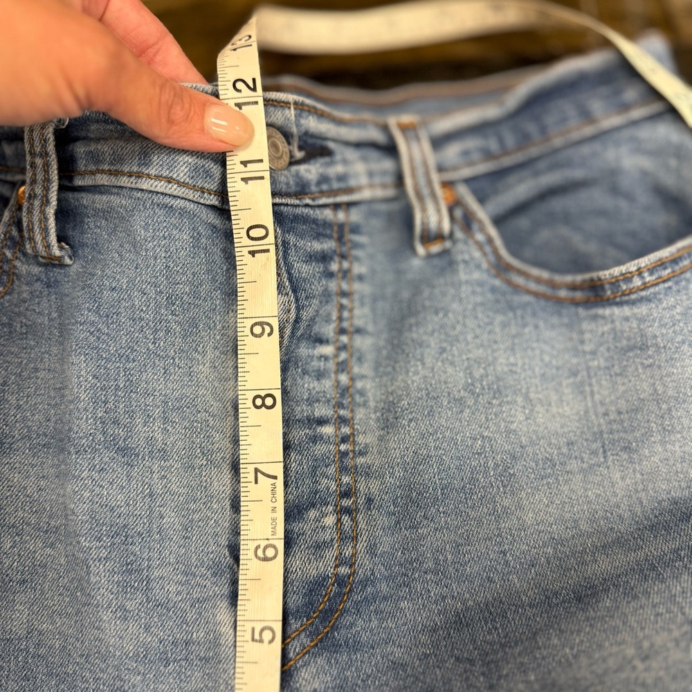 Levi's® Women's High-Rise Wedgie Straight
Cropped Jeans 31 - Picture 9 of 11